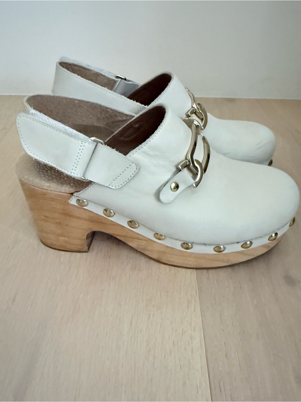 Free People White Leather Slingback Clogs with Gold Chain